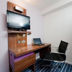 Zimmer mit Kingsize-Bett